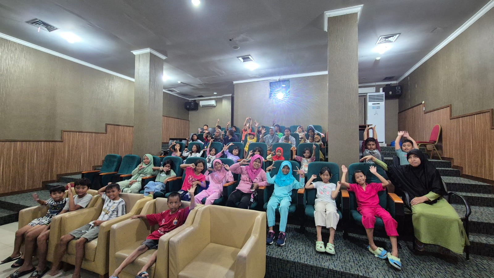 Menonton Film Edukasi